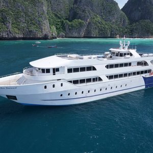 PHUKET : PHI PHI  ISLAND TOUR BY CRUISE BOAT