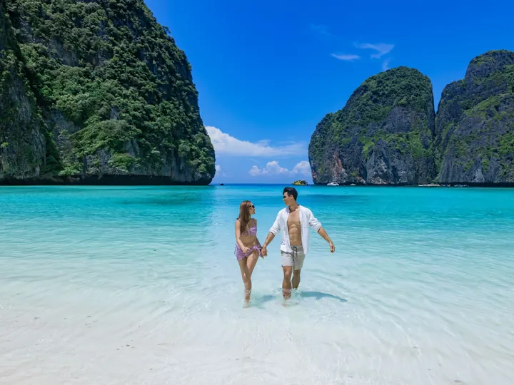 Phuket: Speed Catamaran Boat to Phi Phi Bamboo Island with Lunch Seanery
